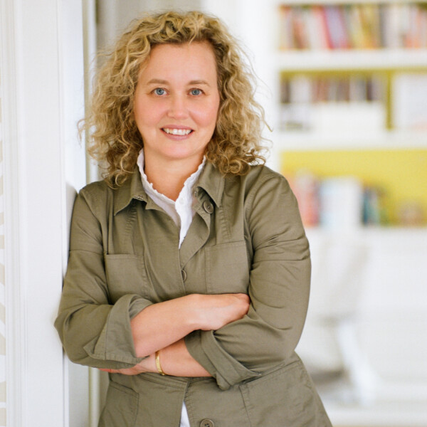 Elizabeth Foy Larsen headshot by Liz Banfield